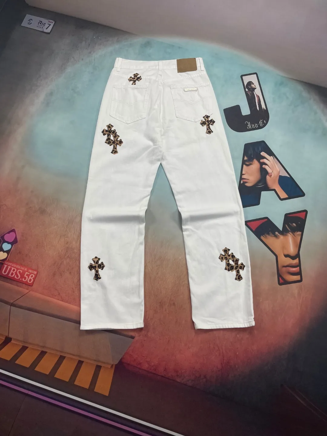 🅿️290 🔘Style number-KL172 🔘Croxin𝐂𝐡𝐫𝐨𝐦𝐞 𝐇𝐞𝐚𝐫𝐭 25SS white cow leopard print leather graffiti painting jeans* The color of Croxin is super bright! It is made of beaded canvas fabric and has been washed with heavy industry. The texture is superb and you can feel the uniqueness on your upper body. The three-dimensional cutting makes the pants particularly crisp and stylish no matter how you wear them. The hardware is custom-made and is of excellent quality, durable and classy. There is also the customized small leather label, which is designed with special care. The leopard cross-shaped pattern and colorful graffiti paintings on the pants are very eye-catching. The graffiti letters "MENTAL" and "Moti Vation" are full of trend and have a genderless style that can be easily worn by both men and women. The matching suggestions are as follows: Cool and handsome street style: Pair the upper body with a short black midriff-baring vest, a loose black denim jacket, black thick-soled Martin boots, a black baseball cap and a silver necklace, which will turn heads when you go out on the street. Casual and trendy style: wear a white loose T-shirt inside, a colorful loose knitted cardigan outside, white sneakers on your feet, and a heart-shaped black satchel on your back. It is comfortable and fashionable for daily travel. Personalized mix and match style: Wearing a fluorescent green long-sleeved bottoming shirt, a light-colored short leather jacket, jeans, colorful sneakers, and unique sunglasses and bracelets, you will definitely be the center of attention when you go to a music festival.  Size: S M L XL (28.30.32.34) Color: White